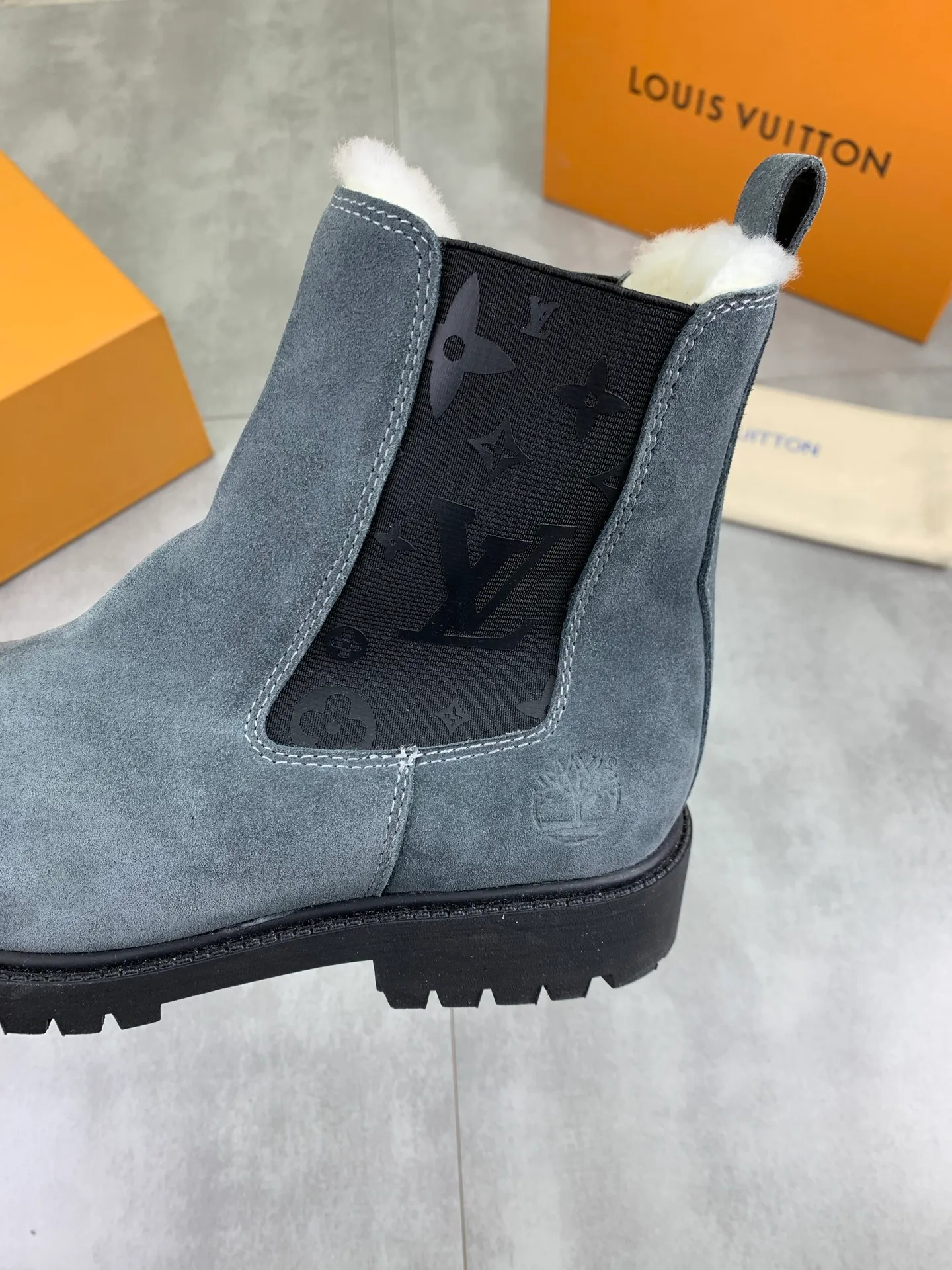 Factory price P900 💰💎💎💎High version of new men's shoes. Purchasing quality◾️◽️LV～Louis Vuitton boots series! by Virgin Abloh The most beautiful sneakers, Lv Brand strongly recommends new products, official website limited edition retro basketball sneakers! Both the high-top and low-top models spent money to purchase 1:1 accurate reproductions of the originals. The details are invincible and full of sincerity. The imported custom-made original frosted cowhide leather is packaged in the same way as the originals. The details are 100% restored. The privately customized originals are combined into a non-slip, wear-resistant and lightweight foam outsole. It is different from other brands. Without the original version, this effect cannot be achieved! L’s best-looking men’s shoes in the past, don’t miss it! Calfskin lining: Imported water-dyed cowhide lining/foot pad Outsole: lightweight foaming and non-slip Size: Men's 39-44 (38, 45 customized, non-refundable)